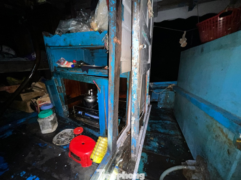 Một số thiết bị gỗ trên tàu hư hỏng nặng. (Ảnh: Nguyễn Ngọc)