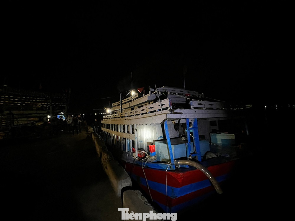 Tối 29/8/2023, tàu cá QNg 90495 TS cùng 10 thuyền viên đã trở về đất liền để trình báo vụ việc bị tàu cảnh sát biển Trung Quốc truy đuổi, sử dụng vòi rồng phun nước khiến hai ngư dân trên tàu bị thương. (Ảnh: Nguyễn Ngọc)