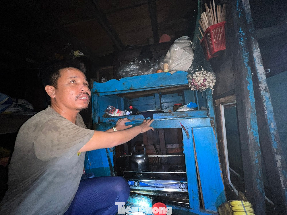 Thuyền viên Huỳnh Văn Khanh vẫn chưa hết bàng hoàng khi nhớ lại vụ việc. (Ảnh: Nguyễn Ngọc)