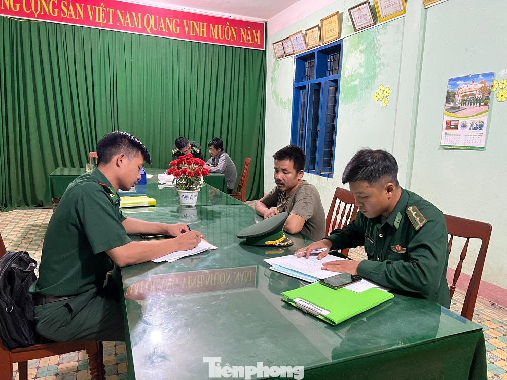 Trạm kiểm soát biên phòng Sa Kỳ làm việc với ngư dân. (Ảnh: Nguyễn Ngọc)