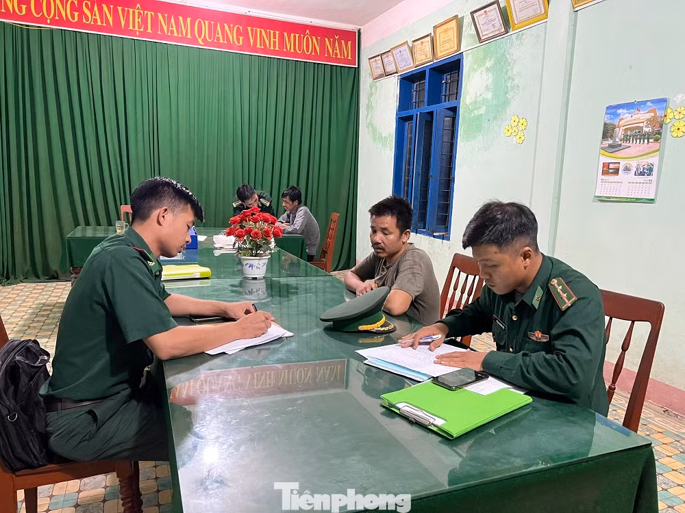 Trạm kiểm soát biên phòng Sa Kỳ làm việc với ngư dân. (Ảnh: Nguyễn Ngọc)