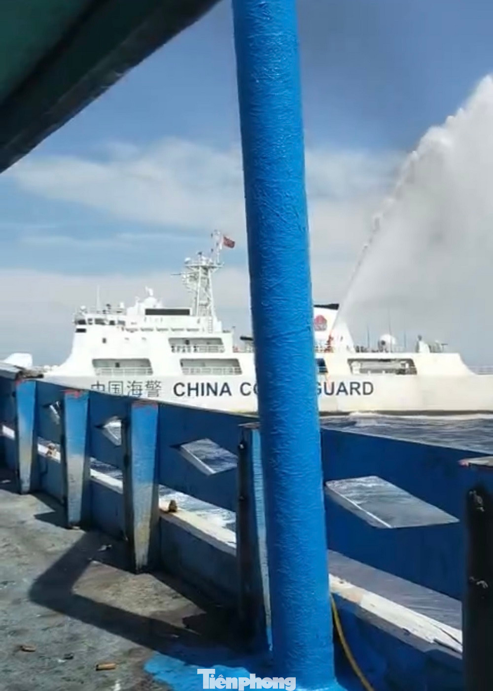 Tàu Hải cảnh Trung Quốc bị tố tấn công ngư dân Quảng Ngãi trên biển Hoàng Sa (thuộc chủ quyền của Việt Nam). (Ảnh: cắt từ clip ngư dân cung cấp)