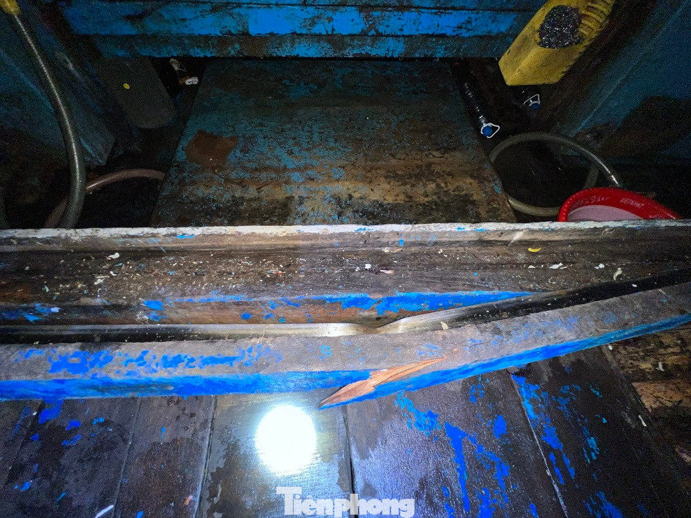 Một số thiết bị gỗ trên tàu hư hỏng nặng. (Ảnh: Nguyễn Ngọc)