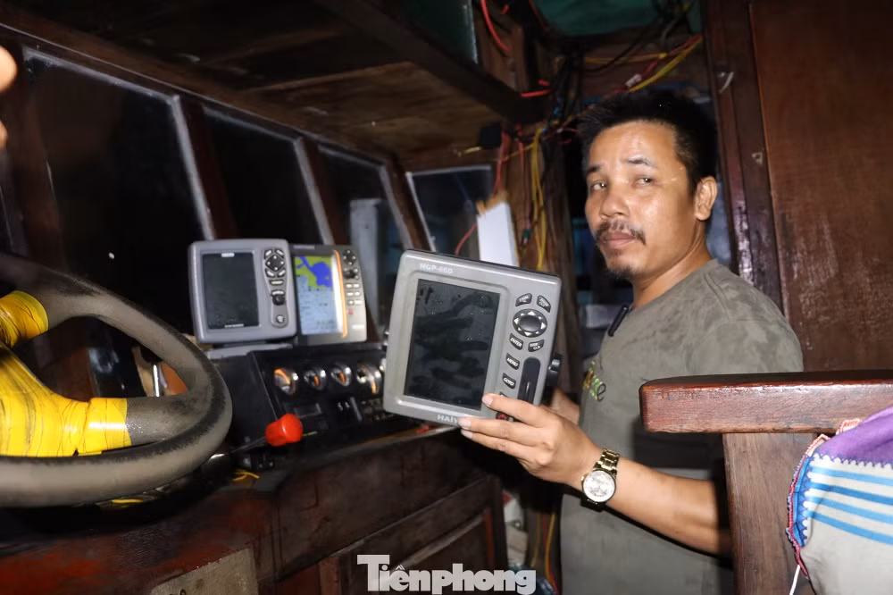 Thiết bị điện tử và kính trên buồng lái bị hư hỏng, gây thiệt hại cho ngư dân. (Ảnh: Nguyễn Ngọc)