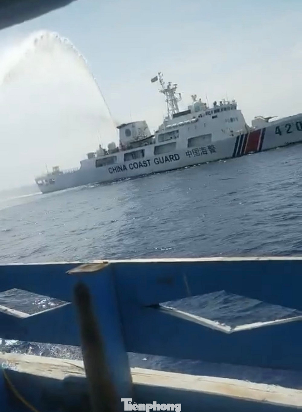 Tàu Hải cảnh Trung Quốc bị tố tấn công ngư dân Quảng Ngãi trên biển Hoàng Sa (thuộc chủ quyền của Việt Nam) vào ngày 28/8. (Ảnh: cắt từ clip ngư dân cung cấp)