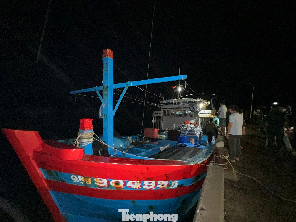 Khoảng 19 giờ 30 phút tối 29/8, tàu cá QNg 90495 TS cùng 10 thuyền viên đã trở về cảng để trình báo vụ việc. (Ảnh: Nguyễn Ngọc)