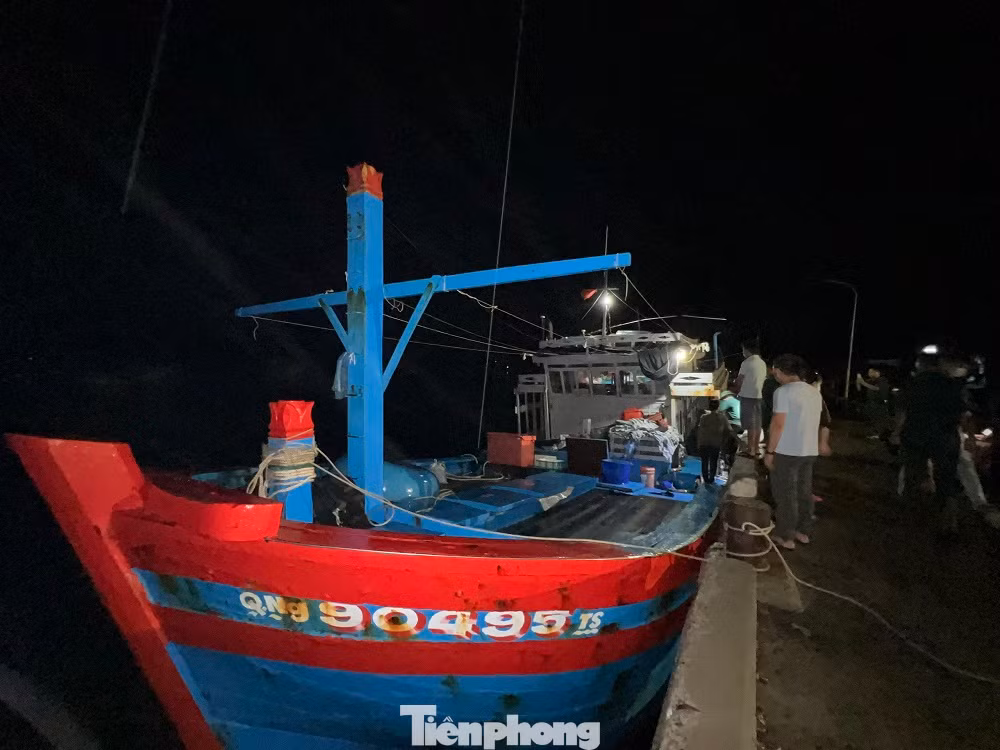 Khoảng 19 giờ 30 phút tối 29/8, tàu cá QNg 90495 TS cùng 10 thuyền viên đã trở về cảng để trình báo vụ việc. (Ảnh: Nguyễn Ngọc)
