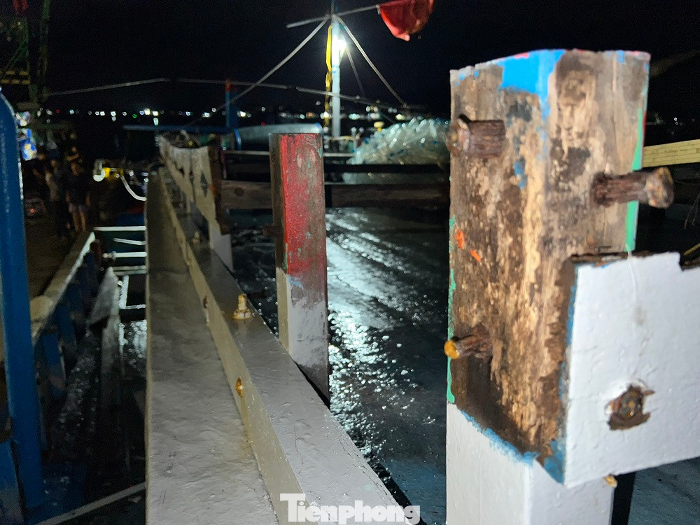 Một số thiết bị gỗ trên tàu hư hỏng nặng. (Ảnh: Nguyễn Ngọc)