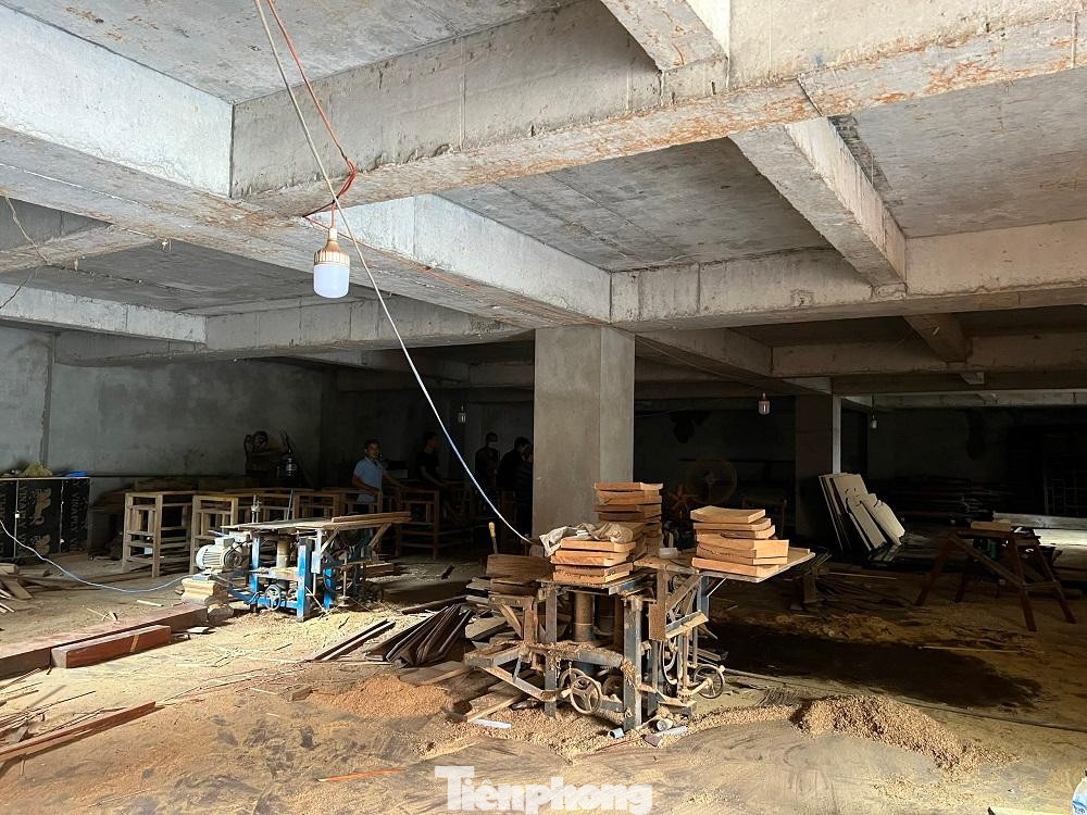 Phía dưới là một tầng bán hầm, gồm móng, cột, dầm, vách tường bê tông cốt thép kiên cố.