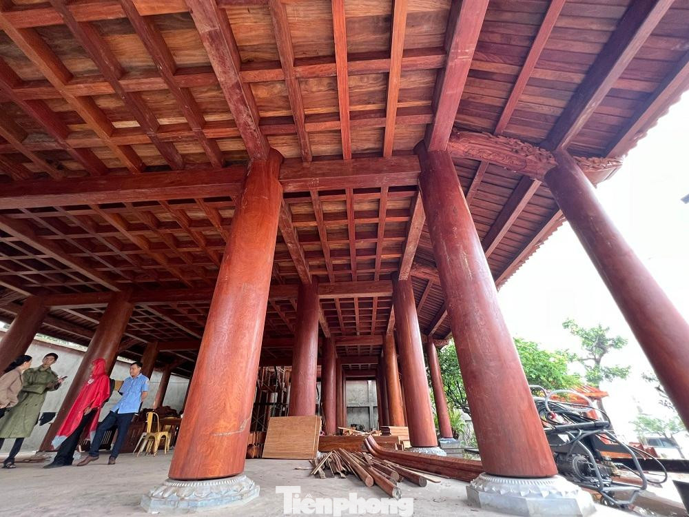 Cụ thể, trên phần lấn chiếm đất giao thông, vị đại gia này xây dựng hồ cá, tiểu cảnh, dốc, bậc cấp và trồng cây cảnh, cây ăn trái 73m2; xây dựng tường rào, móng, cột, dầm bê tông cốt thép, tường xây gạch trát vữa xi măng dài 42m, cao 5m; lấn chiếm san lấp đất thủy lợi 28m2.