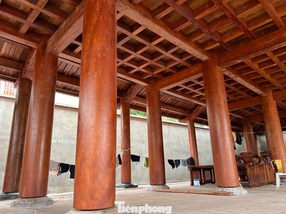 Trong đó riêng với 4 hàng trụ gỗ lim, có kích cỡ mỗi cây to gần nửa vòng tay ôm người lớn, cao nhiều mét. Theo đánh giá của giới kinh doanh gỗ, khi hoàn thành, đây là ngôi nhà bằng gỗ quý to nhất nhì ở Quảng Ngãi.