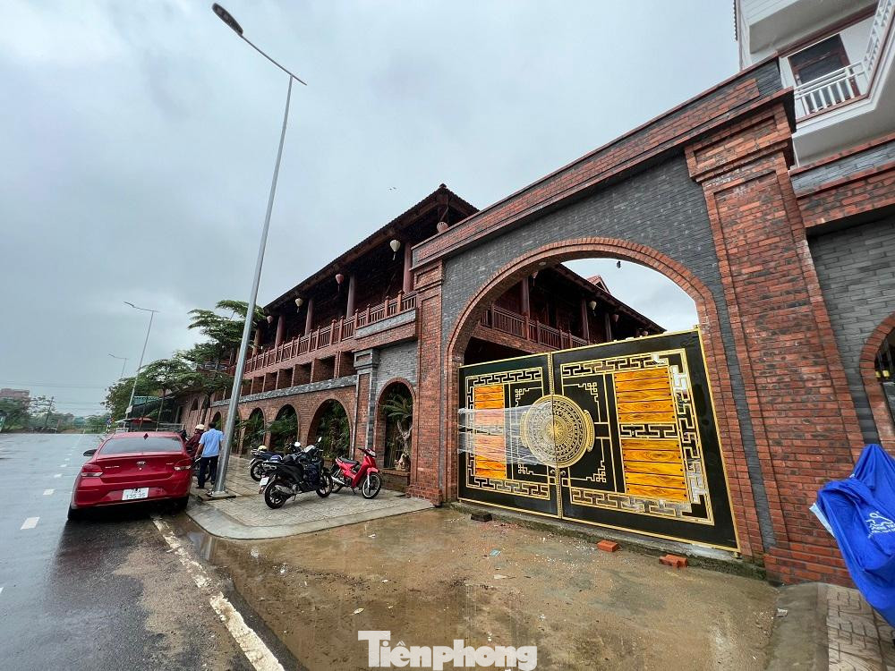 Những ngày qua, người dân TP Quảng Ngãi (tỉnh Quảng Ngãi) đang xôn xao bàn tán về một đại gia có tiếng ở địa phương xây dựng tòa biệt phủ đồ sộ ngay giữa trung tâm TP Quảng Ngãi, trong đó một phần diện tích là đất lúa và đất lấn chiếm của Nhà nước. Công trình này tọa lạc trên đường Triệu Quang Phục (phường Chánh Lộ, TP Quảng Ngãi).