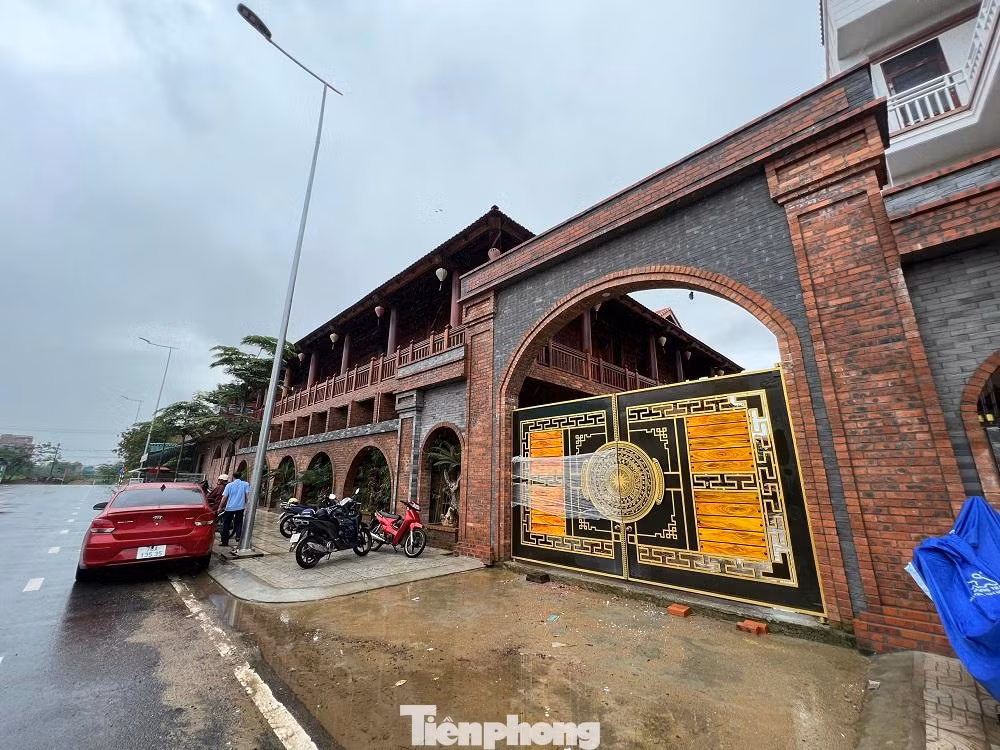 Những ngày qua, người dân TP Quảng Ngãi (tỉnh Quảng Ngãi) đang xôn xao bàn tán về một đại gia có tiếng ở địa phương xây dựng tòa biệt phủ đồ sộ ngay giữa trung tâm TP Quảng Ngãi, trong đó một phần diện tích là đất lúa và đất lấn chiếm của Nhà nước. Công trình này tọa lạc trên đường Triệu Quang Phục (phường Chánh Lộ, TP Quảng Ngãi).