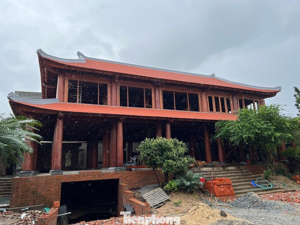 Chủ nhân của biệt phủ này là ông Nguyễn Hồng Sơn (58 tuổi, trú phường Chánh Lộ, TP Quảng Ngãi), một doanh nhân nổi tiếng trong lĩnh vực phân phối ô tô, đầu tư bất động sản ở Quảng Ngãi. Tuy nhiên, điều đáng nói là nhiều hạng mục của công trình này xây dựng trái quy định pháp luật.