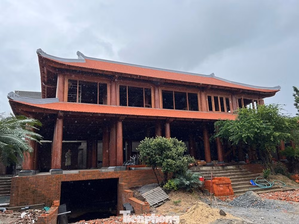 Chủ nhân của biệt phủ này là ông Nguyễn Hồng Sơn (58 tuổi, trú phường Chánh Lộ, TP Quảng Ngãi), một doanh nhân nổi tiếng trong lĩnh vực phân phối ô tô, đầu tư bất động sản ở Quảng Ngãi. Tuy nhiên, điều đáng nói là nhiều hạng mục của công trình này xây dựng trái quy định pháp luật.
