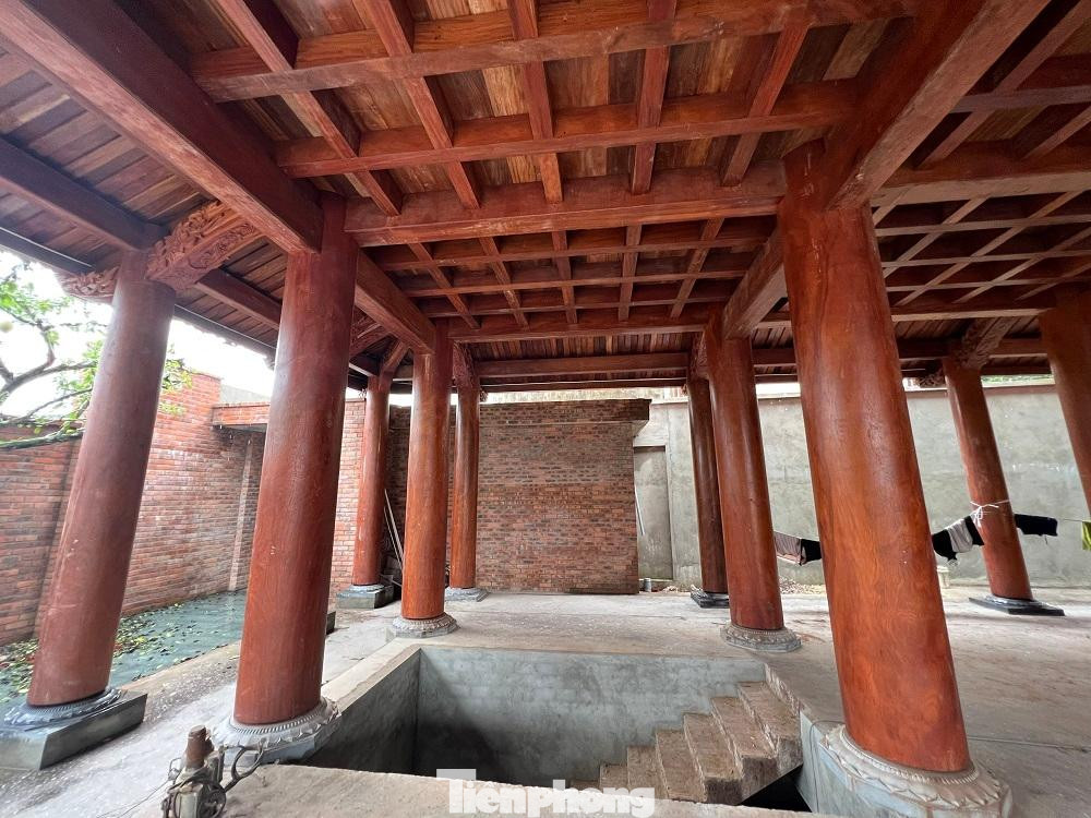 Các trụ nhà được lắp ghép bằng gỗ với một khối lượng khủng và có mái lợp bằng ngói.