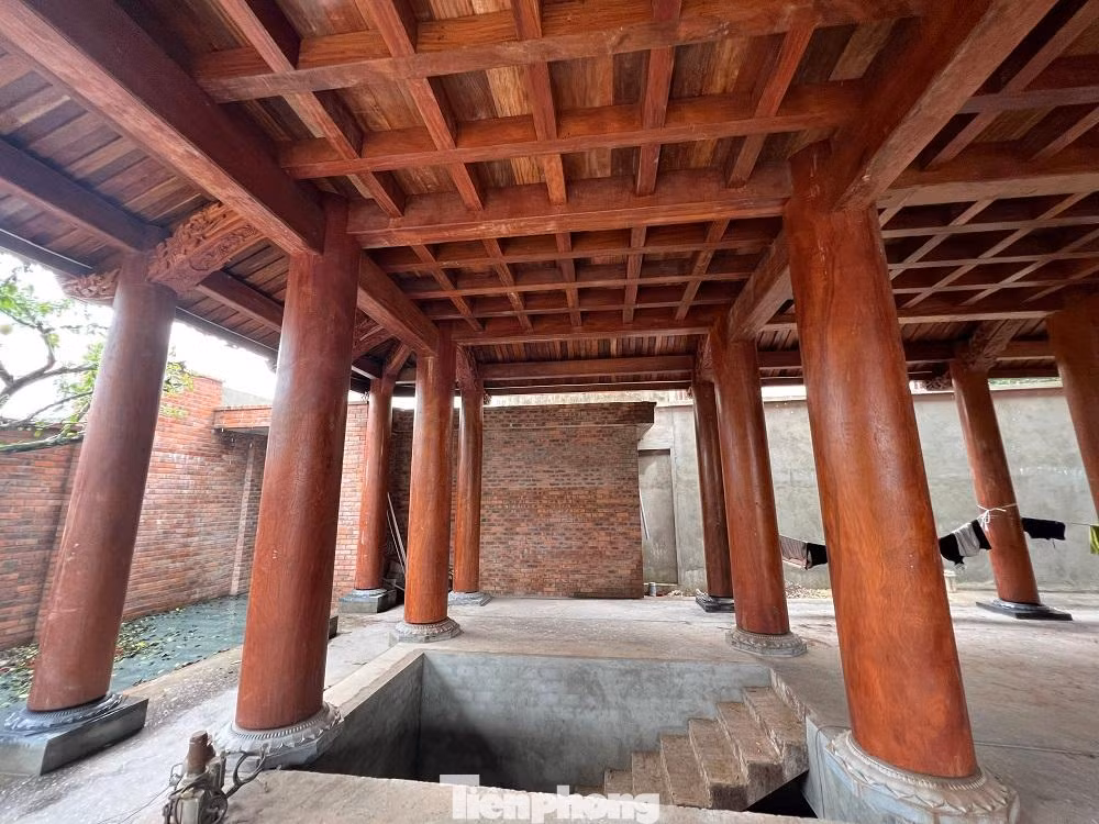 Các trụ nhà được lắp ghép bằng gỗ với một khối lượng khủng và có mái lợp bằng ngói. Các trụ nhà được lắp ghép bằng gỗ với một khối lượng khủng và có mái lợp bằng ngói.