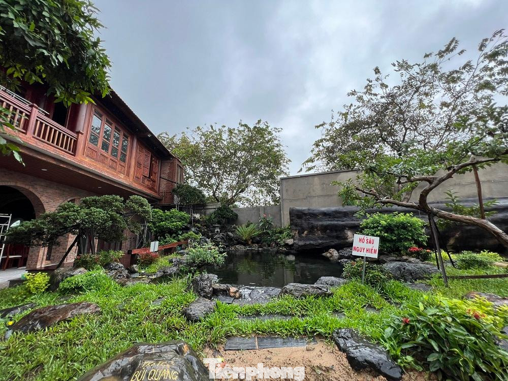 Ngày 9/11, chính quyền TP Quảng Ngãi quyết định xử phạt ông Nguyễn Hồng Sơn số tiền 75 triệu đồng. Trong đó, phạt 45 triệu đồng đối với hành vi chuyển đất trồng lúa sang đất phi nông nghiệp tại khu vực đô thị và 30 triệu đồng đối với hành vi chiếm đất phi nông nghiệp tại đô thị.