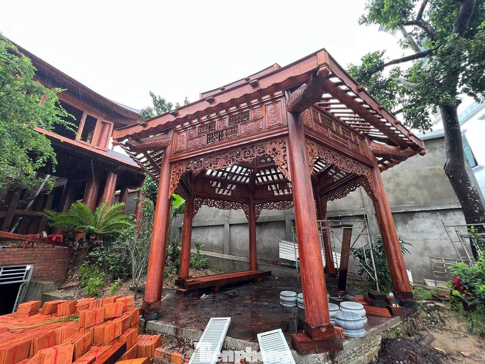 Liên quan đến vụ việc này, Bí thư Tỉnh ủy, Chủ tịch HĐND tỉnh Quảng Ngãi Bùi Thị Quỳnh Vân cho biết, đã nhận được báo cáo từ chính quyền tỉnh, về vụ việc xây dựng công trình không phép trên đất nông nghiệp, đất Nhà nước quản lý của ông Nguyễn Hồng Sơn. “Quan điểm của tỉnh là xử lý nghiêm, không dung túng cho sai trái nhằm tạo niềm tin trong người dân”, bà Vân khẳng định.