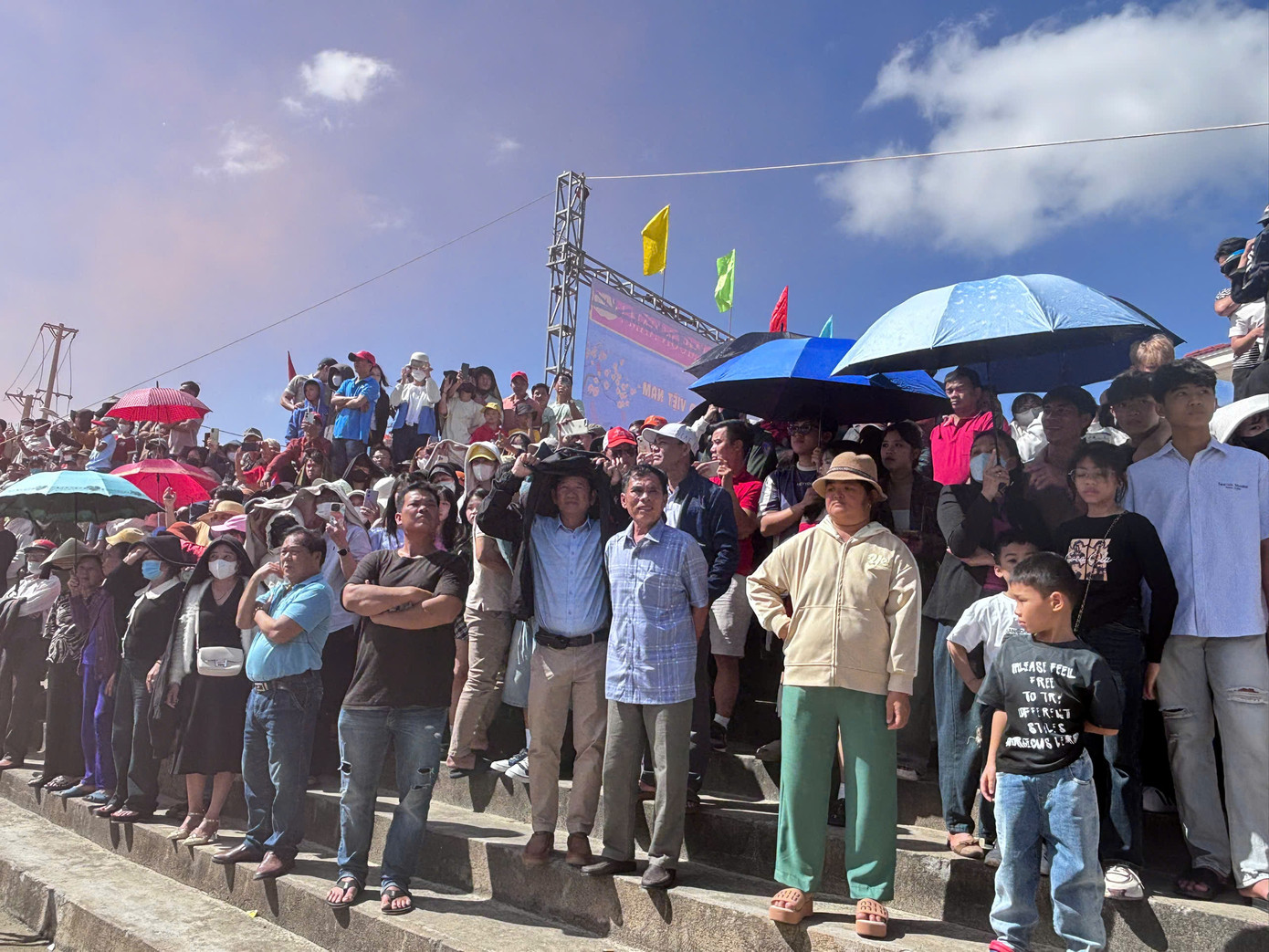 Cả nghìn người chen chân tham gia lễ hội. Cả nghìn người chen chân tham gia lễ hội.