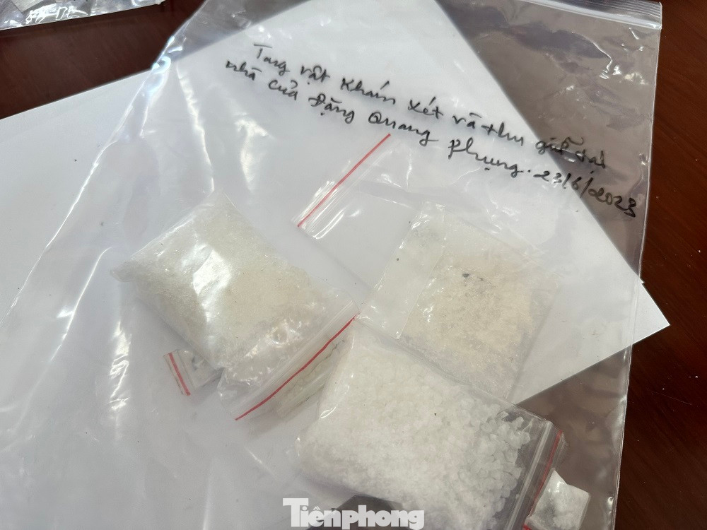 Khám xét và thu giữ một số tang vật tại nhà của Đặng Quang Phụng. Khám xét và thu giữ một số tang vật tại nhà của Đặng Quang Phụng.