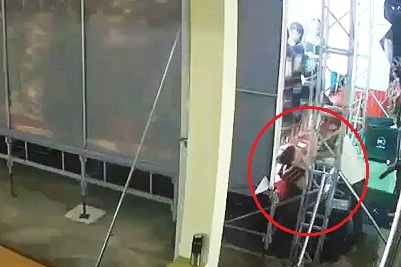 Em T. vô tình chạm vào khung sắt sân khấu và bị điện giật.