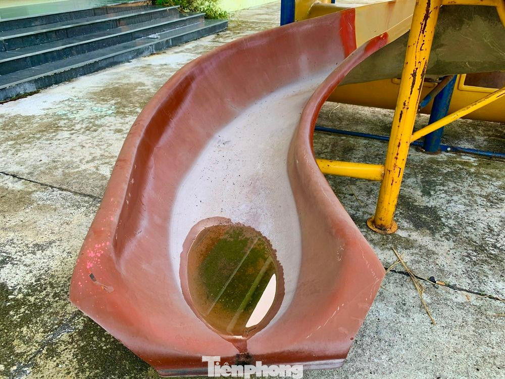 Anh Đỗ Ngọc Phước (trú thôn Độc Lập, xã Tịnh Ấn Tây, TP Quảng Ngãi) bức xúc: "Nhiều năm qua, con em chúng tôi phải học trong ngôi trường cũ tạm bợ, xuống cấp. Khi nghe thông báo sẽ xây dựng ngôi trường mầm non ở đây, chúng tôi vui mừng. Giờ trường xây rồi bỏ hoang, quá lãng phí, bên trong khuôn viên cỏ dại mọc um tùm, như một “trường ma”.