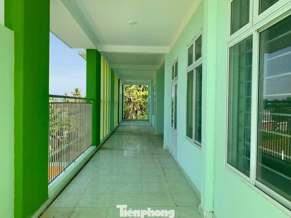 Theo ghi nhận của PV, ngôi trường được rào kín bằng tường lưới sắt. Cổng trường được khóa kín. Phía bên trong là dãy nhà được đầu tư xây dựng kiên cố bao gồm khối nhà 2 tầng với đầy đủ phòng hiệu bộ, phòng học, nhà ăn.