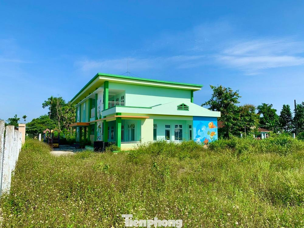 “Qua khảo sát, số lượng trẻ có nhu cầu học tại trường mầm non Tịnh Ấn Tây (cơ sở 2) chỉ khoảng 20 cháu. Nhưng để đưa trường vào hoạt động vẫn phải có đầy đủ các bộ phận. Trong năm học tới, chúng tôi sẽ bố trí đầy đủ giáo viên, nhân viên để đưa trường vào hoạt động”, ông Hưng nói thêm.