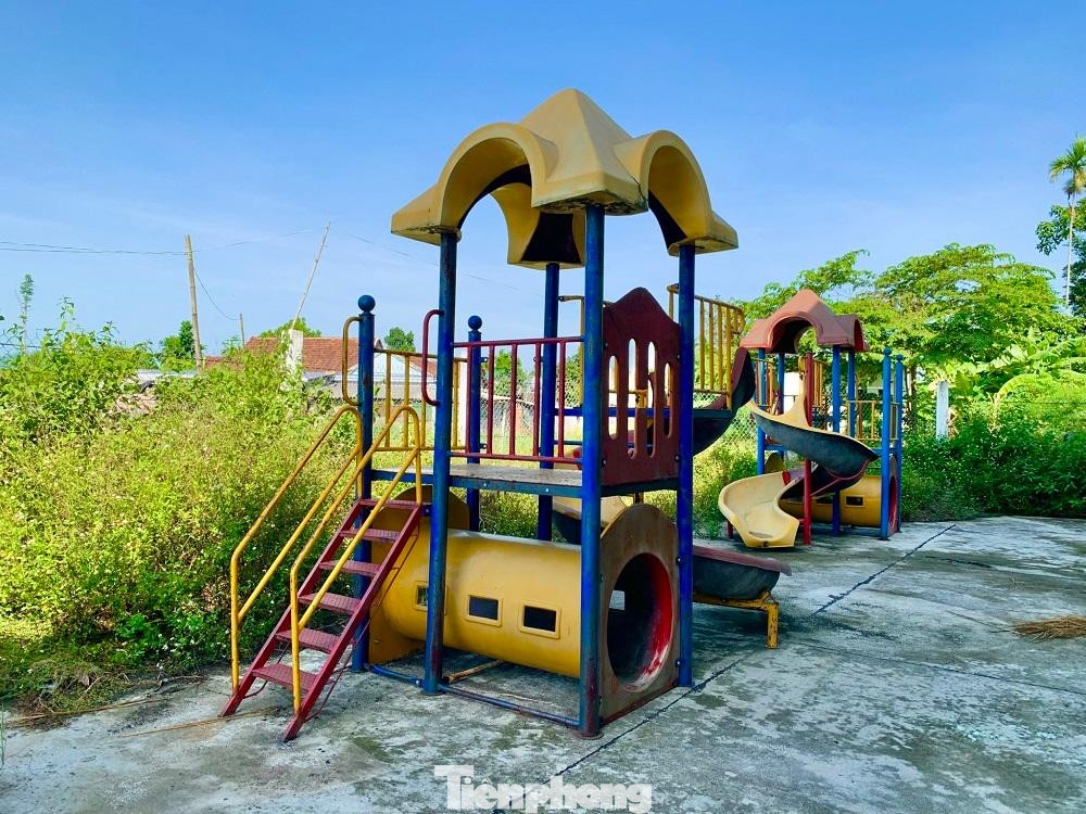 Do lâu ngày không sử dụng nên khuôn viên ngôi trường trở thành bãi cỏ dại mọc um tùm. Một số hạng mục có dấu hiệu xuống cấp. Các thiết bị vui chơi của học sinh cũng xuống cấp, ngả màu do thời gian dài không sử dụng.