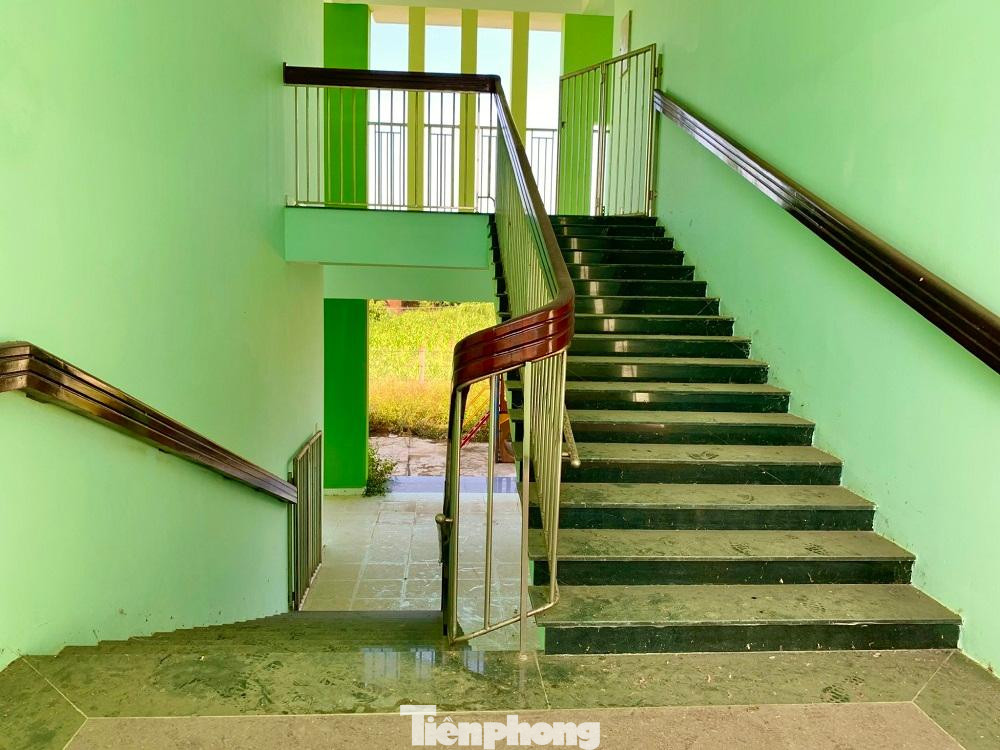 Trường mầm non xã Tịnh Ấn Tây (cơ sở 2) được đầu tư xây dựng với kinh phí khoảng 3,3 tỉ đồng, trên diện tích hơn 1.300m2, gồm: 3 phòng học, 1 phòng chức năng, nhà ăn, nhà vệ sinh và các hạng mục khác.