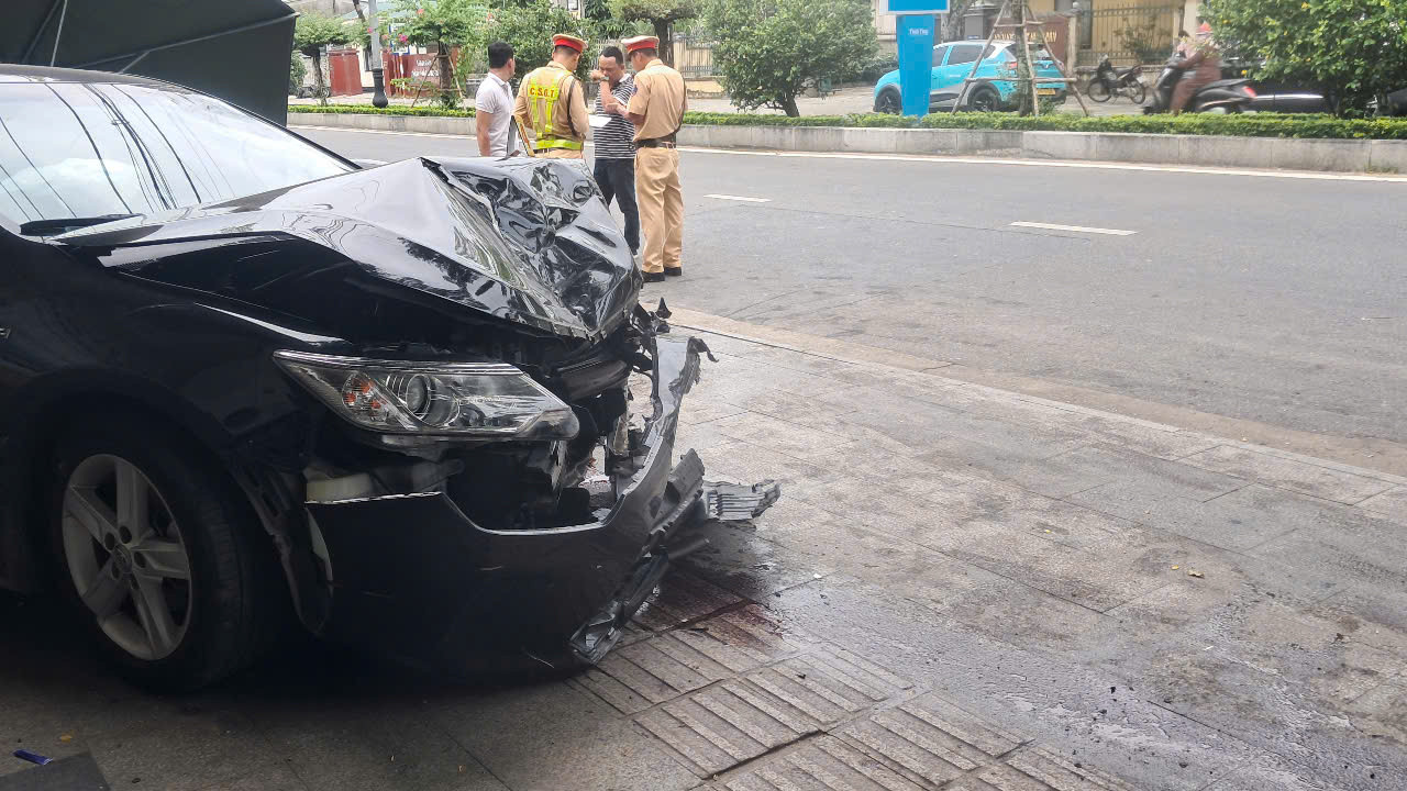 Hai xe bị biến dạng.