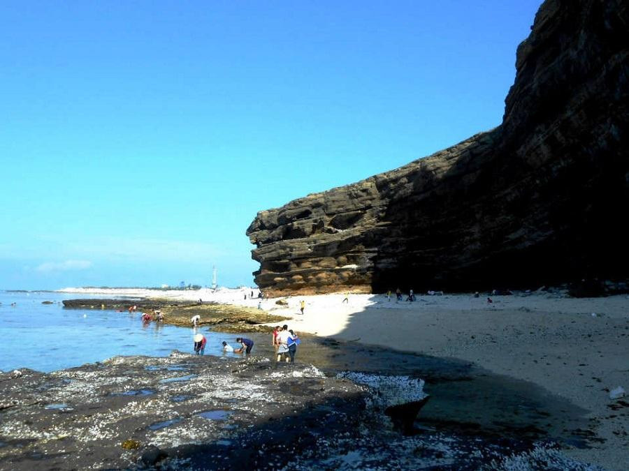 Trầm tích núi lửa ở hang Câu (Lý Sơn) với niên đại hàng triệu năm Trầm tích núi lửa ở hang Câu (Lý Sơn) với niên đại hàng triệu năm