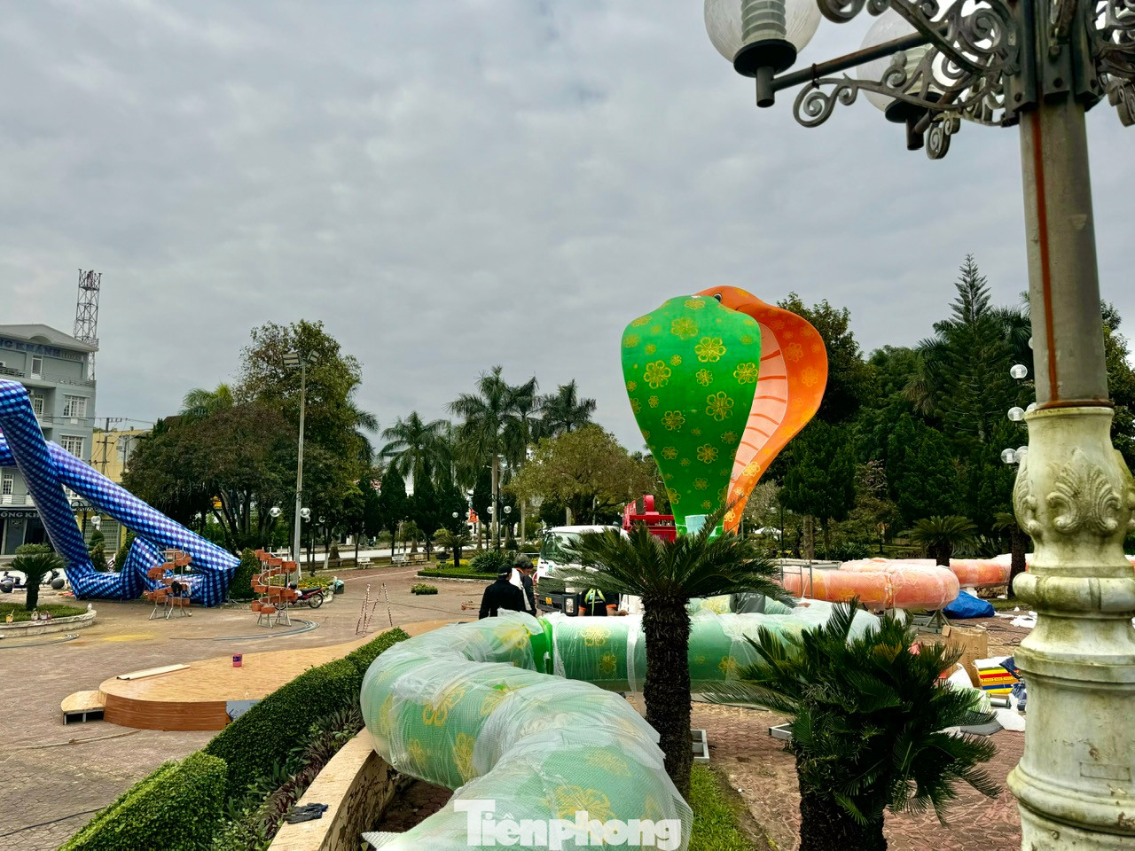 Cặp rắn có kích thước rất lớn, tổng chiều dài của hai con là hơn 31m. Đôi linh vật được thiết kế ấn tượng với một con màu cam và một con màu xanh, nằm ngay lối chính ra vào trung tâm công viên Ba Tơ.