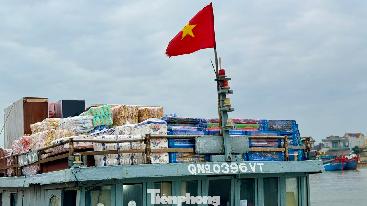 Hàng hóa được đưa ra đảo năm nay rất phong phú và đa dạng.