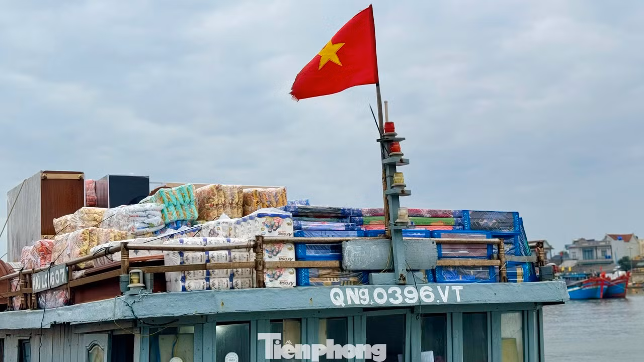Hàng hóa được đưa ra đảo năm nay rất phong phú và đa dạng.