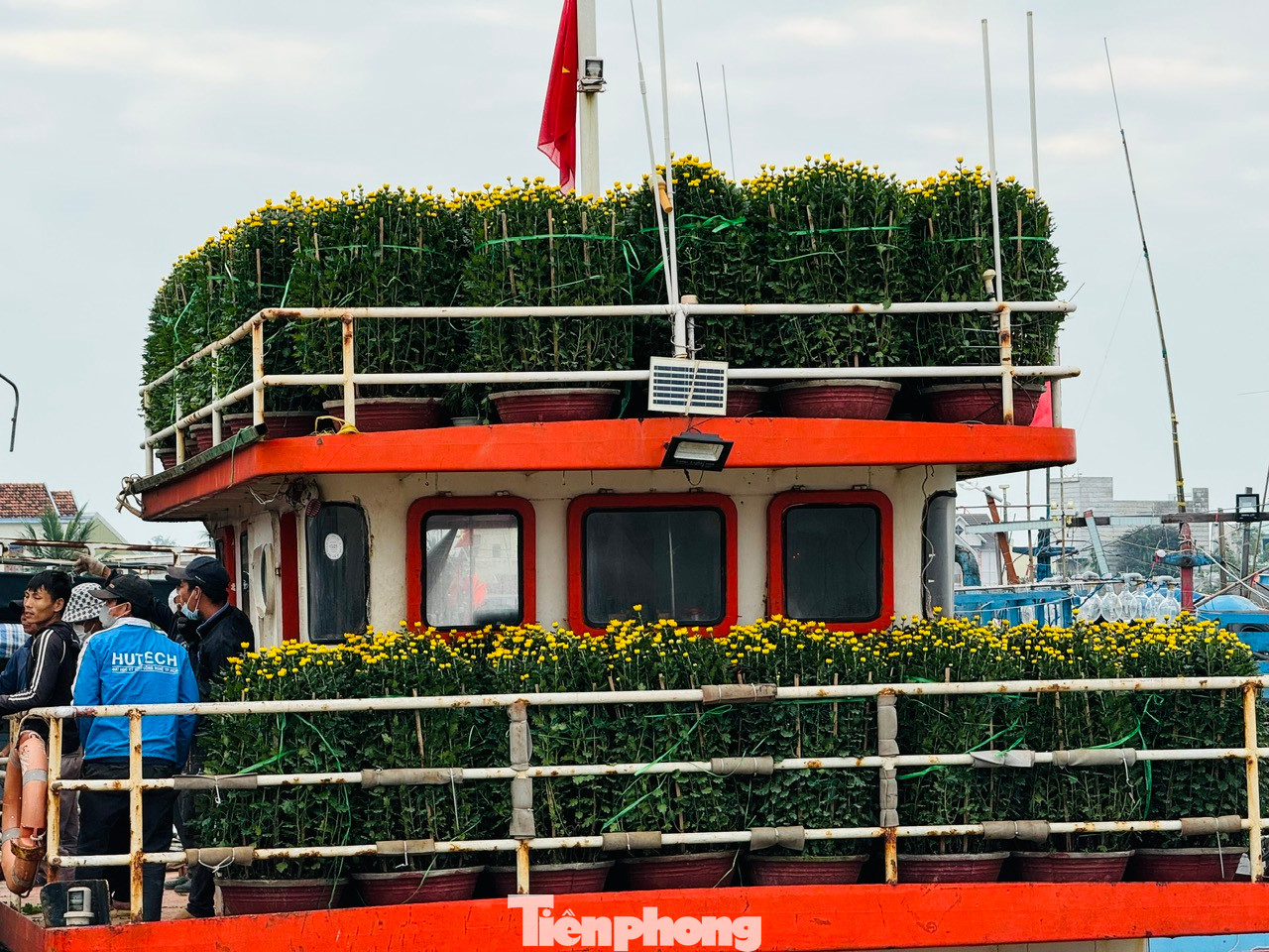 Trên mỗi chuyến tàu những ngày giáp Tết là những món quà mà người dân đảo không thể tự làm ra được.