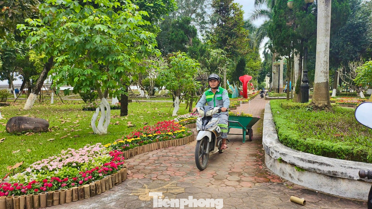 Cùng với linh vật rắn, các tiểu cảnh trang trí khác tại công viên Ba Tơ cũng đang được thi công gấp rút.