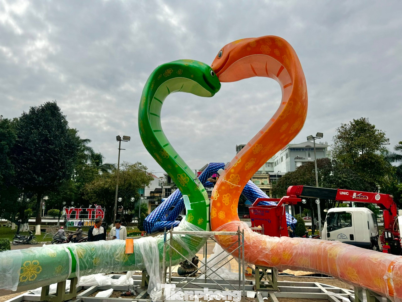 Ngay sau khi xuất hiện, cặp rắn linh vật Ất Tỵ 2025 của Quảng Ngãi đã thu hút đông đảo sự chú ý của người dân và nhận "cơn mưa" lời khen cho sự sáng tạo và ấn tượng của linh vật rắn năm nay. Hầu hết các ý kiến đều cho rằng cặp rắn tạo hình trái tim được thiết kế đẹp, hài hòa, dễ thương.