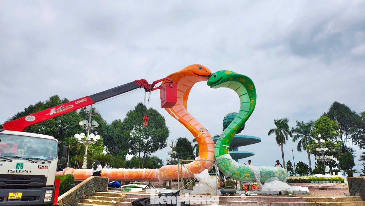 Anh Nguyễn Ngọc Đức (trú ở TP. Quảng Ngãi) cho biết rất ấn tượng linh vật rắn năm nay, dễ thương và gần gũi. Đôi linh vật tạo hình trái tim mang tình yêu mùa Xuân. Đây sẽ là một điểm nhấn tuyệt vời cho Quảng Ngãi trong dịp Tết Nguyên đán Ất Tỵ 2025.