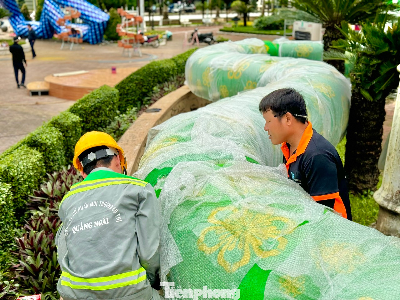 Theo ghi nhận của PV ngày 20/1, tại công viên Ba Tơ (TP. Quảng Ngãi, tỉnh Quảng Ngãi), các công nhân đang thực hiện những công đoạn cuối cùng của quá trình lắp ghép đôi linh vật.