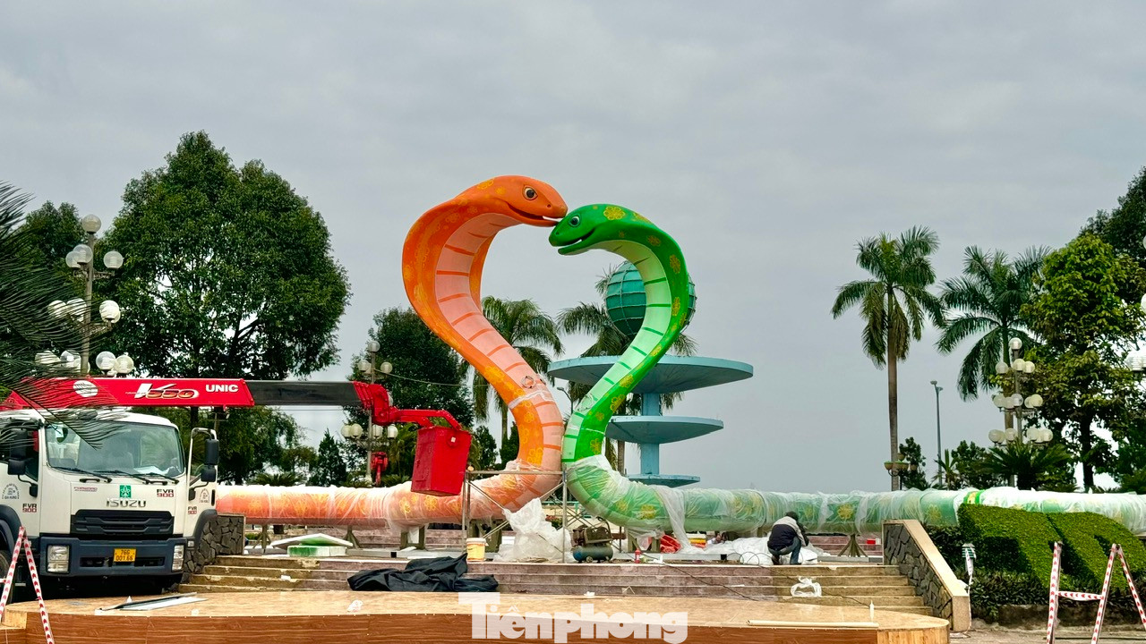 Chỉ ít giờ sau khi “trình làng”, hình ảnh cặp rắn linh vật Ất Tỵ 2025 của Quảng Ngãi đã xuất hiện rộng khắp trên mạng xã hội và nhận "cơn mưa" lời khen. Một số bạn trẻ dí dỏm “đến rắn cũng có đôi có cặp mà mình vẫn FA…”.