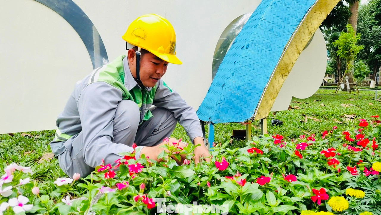 Cùng với linh vật rắn, các tiểu cảnh trang trí khác tại công viên Ba Tơ cũng đang được thi công gấp rút.