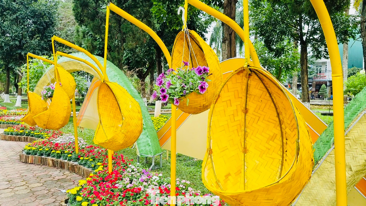 Hiện, công việc trang trí đã thực hiện khoảng 90%, dự kiến trước ngày 24/1 sẽ bàn giao cho UBND TP. Quảng Ngãi.