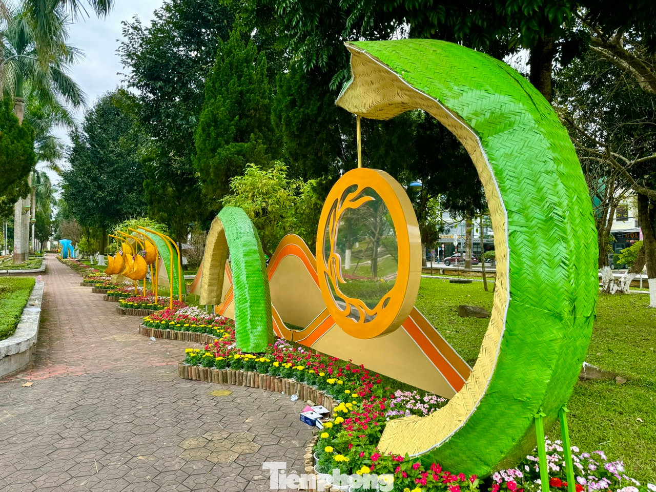 Theo đơn vị thi công, ngoài khu vực chủ đạo là công viên Ba Tơ, tại TP. Quảng Ngãi còn có một số khu vực khác như công viên mini, núi Long Đầu cũng được trang trí lộng lẫy, tạo không khí vui tươi, phấn khởi chào đón năm mới.