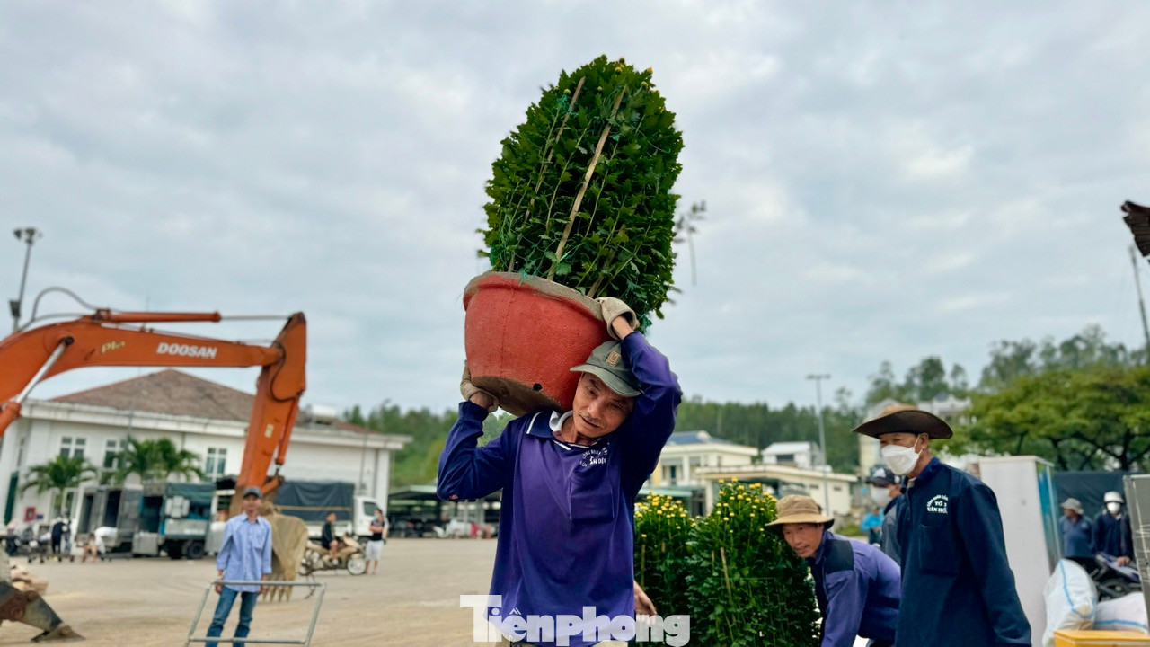 Trên mỗi chuyến tàu những ngày giáp Tết là những món quà mà người dân đảo không thể tự làm ra được.