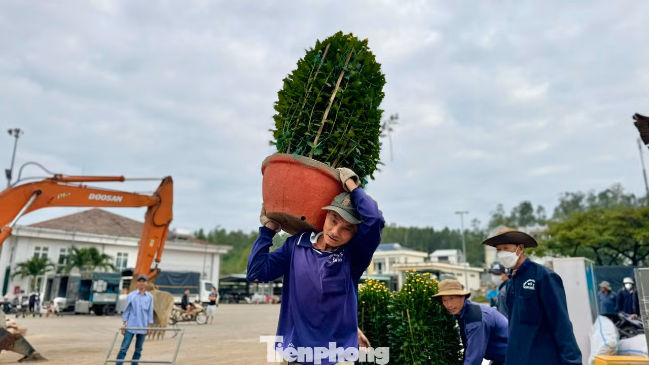 Trên mỗi chuyến tàu những ngày giáp Tết là những món quà mà người dân đảo không thể tự làm ra được.