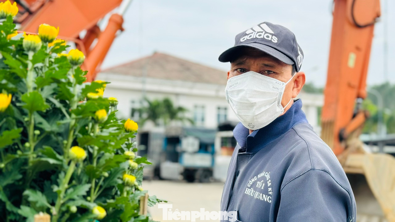 “Bên cạnh đó BQL cũng theo dõi sát sao thời tiết. Nếu trường hợp thời tiết xấu nhất tàu khách không thể chạy, thì tỉnh Quảng Ngãi sẽ đề nghị Cảnh sát biển hỗ trợ đưa bà con về”, lãnh đạo BQL cảng Sa Kỳ nói.