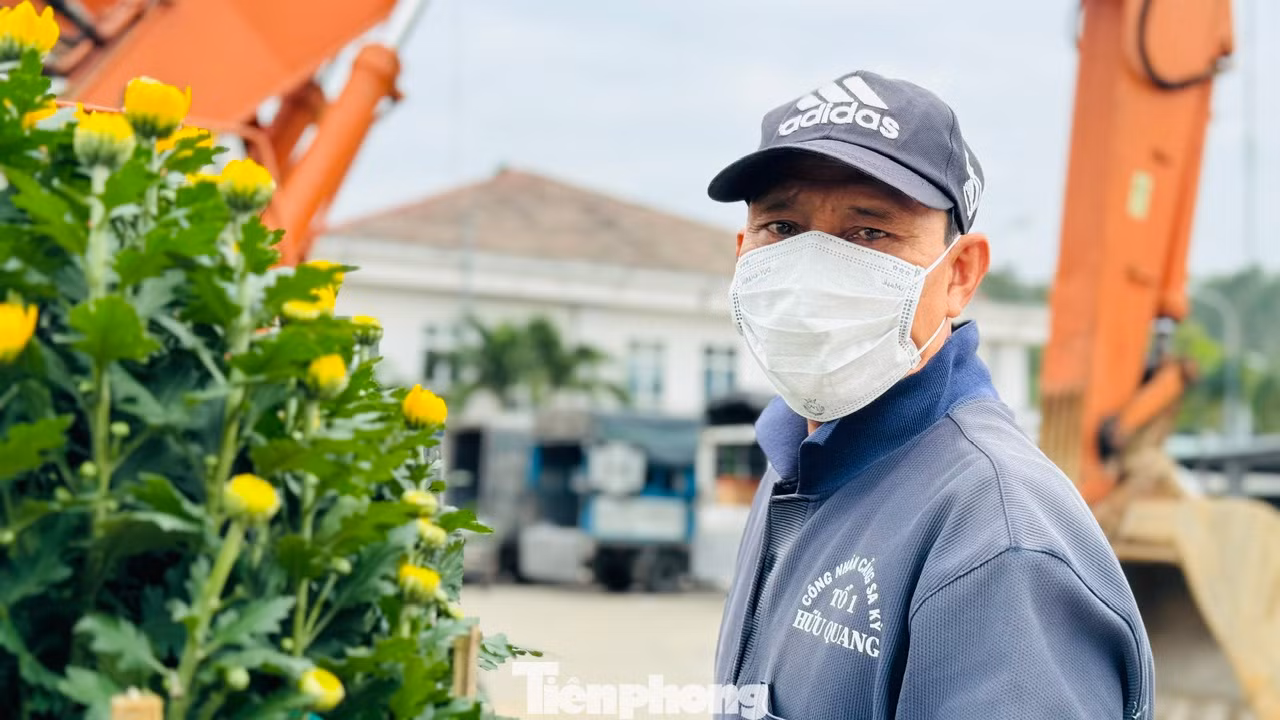 “Bên cạnh đó BQL cũng theo dõi sát sao thời tiết. Nếu trường hợp thời tiết xấu nhất tàu khách không thể chạy, thì tỉnh Quảng Ngãi sẽ đề nghị Cảnh sát biển hỗ trợ đưa bà con về”, lãnh đạo BQL cảng Sa Kỳ nói.