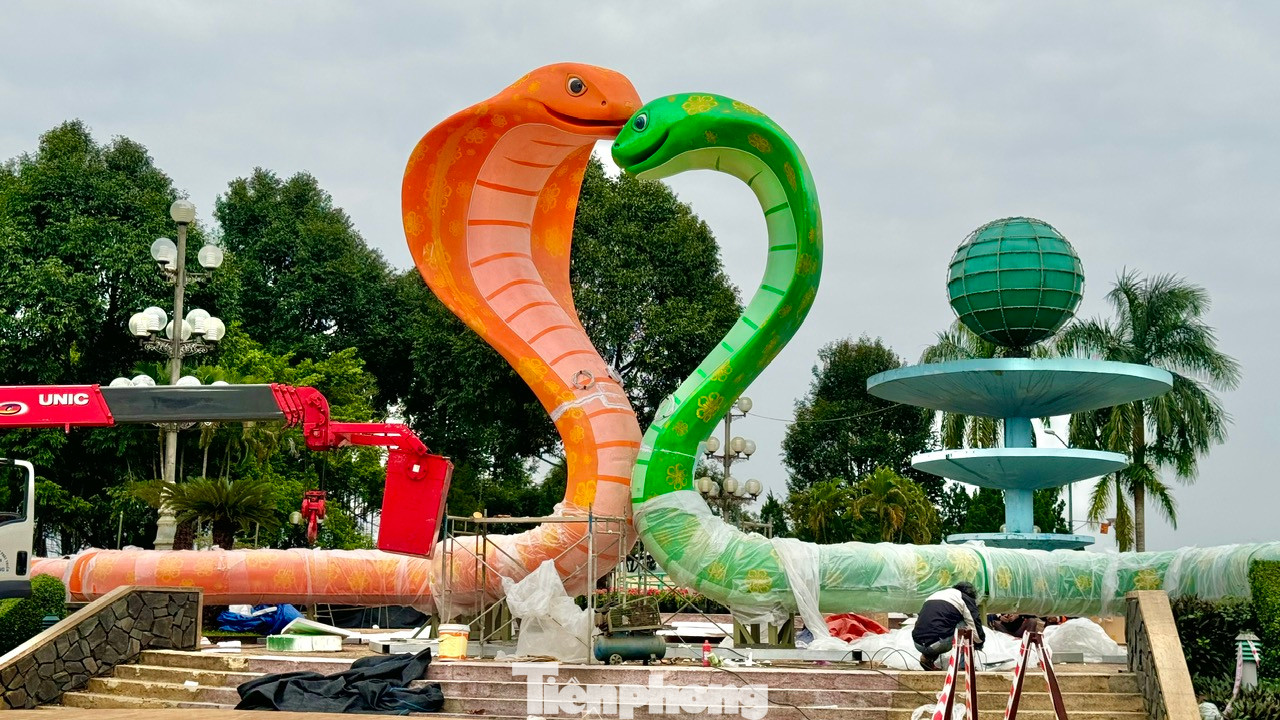 Ngay sau khi xuất hiện, cặp rắn linh vật Ất Tỵ 2025 của Quảng Ngãi đã thu hút đông đảo sự chú ý của người dân và nhận "cơn mưa" lời khen cho sự sáng tạo và ấn tượng của linh vật rắn năm nay. Hầu hết các ý kiến đều cho rằng cặp rắn tạo hình trái tim được thiết kế đẹp, hài hòa, dễ thương.